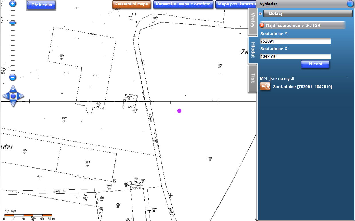 Vyhledání souřadnic se zadává v S-JTSK. Souřadnice se zadávají na celé metry, není tedy možné zadat desetinné číslo. Po vyplnění souřadnic a kliknutí na tlačítko mapě.