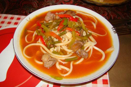 PLOV rizoto se skopovým a mrkví původem uzbecké jídlo LAGMAN nudle