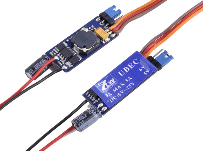 Obrázek 4.4: Bezdrátový Wi-Fi adaptér do USB (vlevo), zařízení UBEC pro usměrnění napětí na 5 V (vpravo), převzato z [18] a [19]. Obrázek 4.5: Kamera Creative Live! Cam Sync HD, převzato z [20]. 4.3 Softwarové vybavení Ovládání fyzické realizace projektu zajišťují zejména dva programy, které fungují v režimu klient-server.