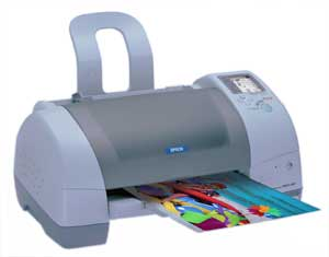 1.2. Inkoustové tiskárny Obrázek 2. Inkoustová tiskárna Epson Stylus Color 895 Inkoustová tiskárna tiskne pomocí inkoustu, který je stříkán na papír.