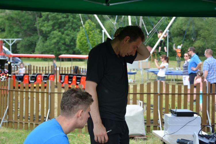 Přípravy vrcholí, máme vše? Nezapomněli jsme na nic? Starosta Martin Trefný kontroluje připravenost, Dětský den 2016 může být zahájen.