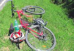Při přejíždění železničního přejezdu nejel cyklista vpravo azachytil se předním kolem bicyklu mezi kolejnice.