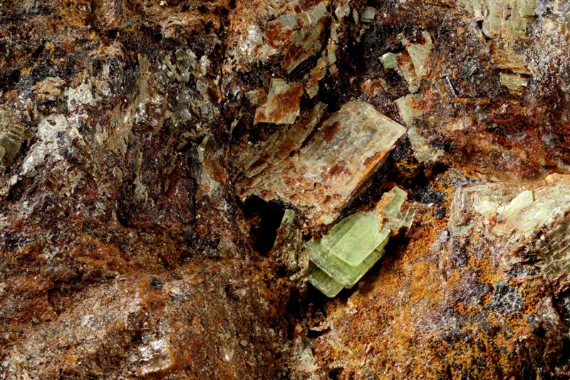 minerálů uranových (zejména torbernitu a autunitu, ale i uranofánu a kasolitu), vizmutových (bismutit, bismutoferrit), měděných (malachit, mixit) a olověných (anglesit, pyromorfit).