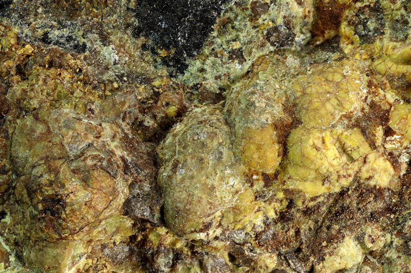 V obohacené oxidační zóně nezůstaly po smolinci pouze uranové slídy, nýbrž i masivní agregáty dalších minerálů, jejichž směsi se v minulosti souborně označovaly jako gummity.