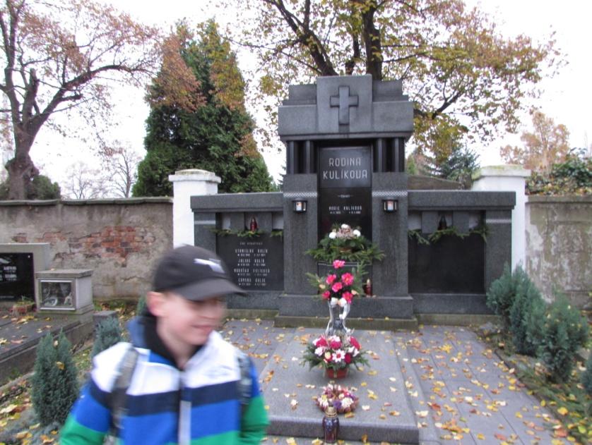 4. Vycházka na chomutovský hřbitov v Beethovenově ulici Protože listopadové počasí není letos moc studené, vypravili jsme se na chomutovský hřbitov v Beethovenově ulici.