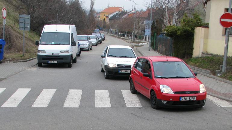 pozorování vykonaného na tomto místě bylo nejčastější umístění vozidla určeno následovně podle přiložené fotodokumentace (obr. 49) postavení vozidla odbočujícího vpravo a obr.