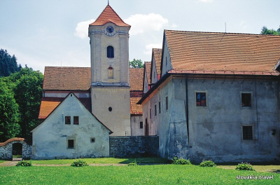 Červený Kláštor Obec Červený Kláštor najdeme na soutoku řeky Dunajec s potokem Lipník u hranic Slovenské republiky s Polskem.
