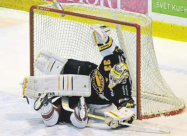 vletošním play-off zatím vbrance Třince chyběl pouze jedinkrát. FOTO ALEXANDR SATINSKÝ Litvínovský Pavel Francouz svého kolegu Lukáše Horáka mezi tři tyče vplay-off ještě nepustil.