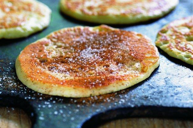 1 kg hladké mouky Kostka droždí 10 dkg cukru Mléko podle potřeby 2 celá vejce POSTUP: Hotové lívanečky obalujeme v moučkovém cukru se