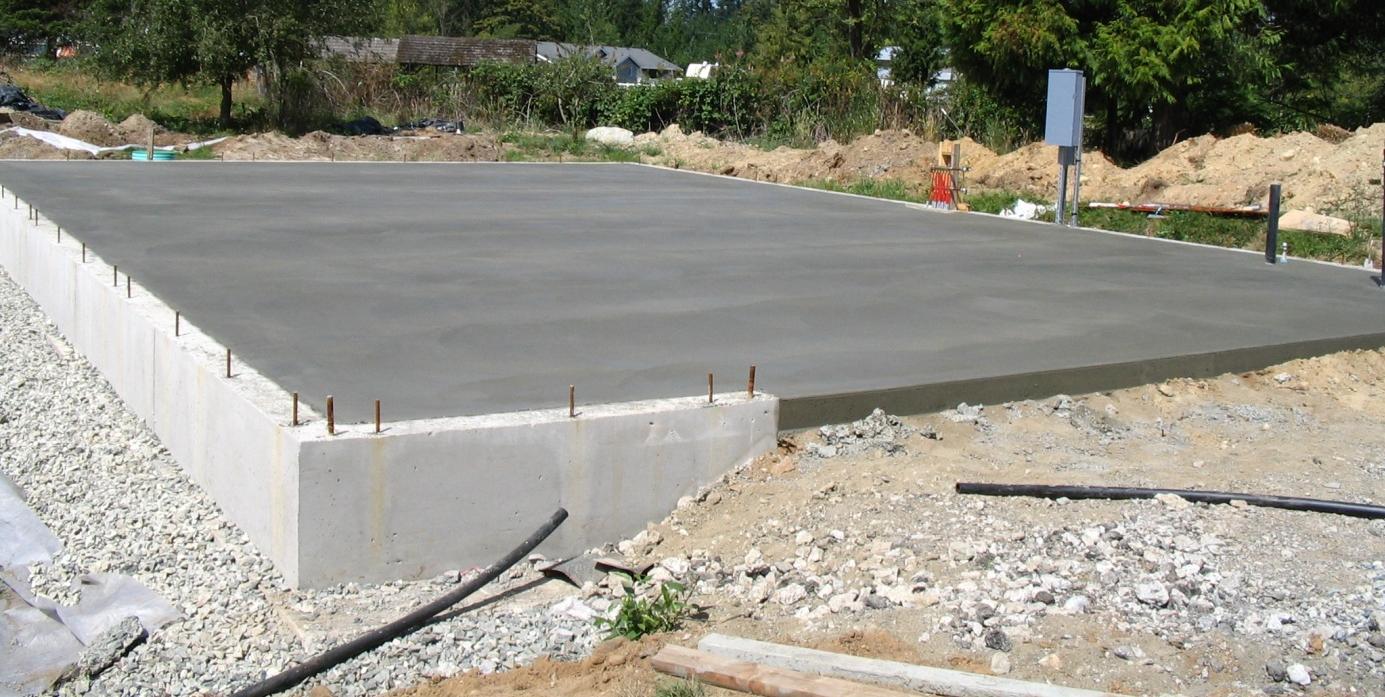 Betonové základy (nejsou obsahem dodávky) Ideální pro stavbu domku je betonová rovná deska, tloušťky 100-150 mm s vnitřní ocelovou výztuží (kari sítí o rozměrech 150 150 6 mm).