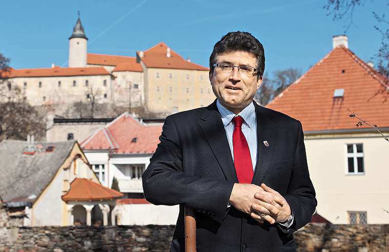 Havlíčkobrodsko 17. října 2014 5 Možná to byl boj ocyklostezku, co mi zlomilo vaz, tvrdí Vaněk Ledeč nad Sázavou bude surčitostí měnit starostu. Petr Vaněk totiž vkomunálních volbách pohořel.