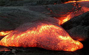 Magma je tavenina, která obsahuje sopečné plyny (například voda, CO 2, chlór a fluor ). Jedná se o hlubinný ekvivalent lávy.