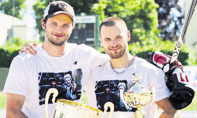 24 13. června 2014 Kraj Vysočina Po vítězství sáhli Dlouhoprsťáci Tradiční hokejbalový turnaj psal letos vjihlavě už čtrnácté pokračování. JIHLAVA Vedro kzalknutí alitry potu.