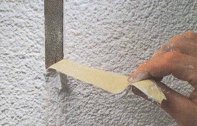 Napojení na výplně otvorů Tloušťka tepelné izolace ostění, nadpraží a parapetů otvorů by měla odpovídat nejméně polovině tloušťky tepelné izolace v ploše okolní stěny.