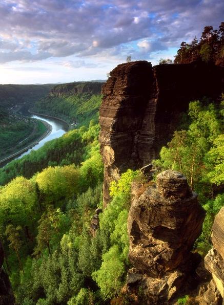 5.4. Geomorfologické poměry Krajina Českosaského Švýcarska se člení do tří pater, spodní patro je tvořeno kaňonem Labe a soutěskami jeho přítoků, střední patro plošinami a horní patro tvoří