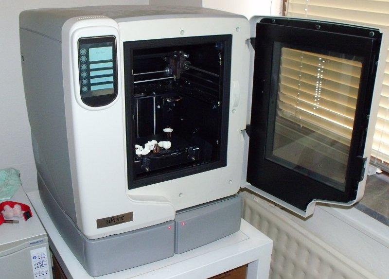 Základním zařízením, pouţívaným pro výrobu součástí, je 3D tiskárna