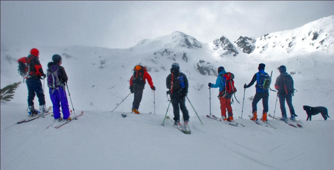 století se lyţuje i v Himaláji. Po 2. světové válce dochází k rozdělení na soutěţní a tradiční skialpinismus.
