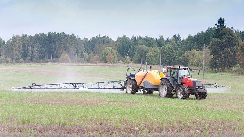 Postřik pole totálním herbicidem 7 V České republice se počítá na 350 druhů rostlin, které se považují za plevele. Mezi nimi je dnes ale díky účinným zemědělským postupům na 100 druhů ohrožených.