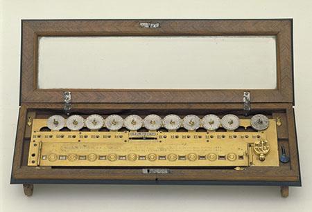 1625 1695, anglický královský mechanik, sestrojil kalkulátor,