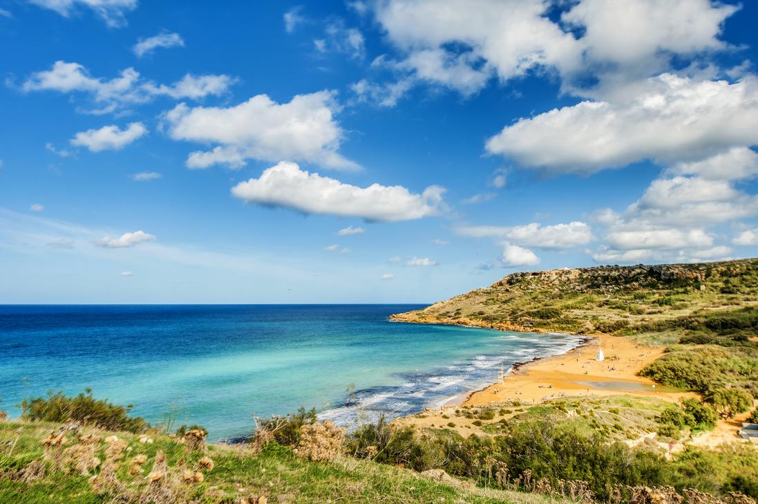 10. Rajská pláž, Marfa, Malta Poslední kráskou, kterou vám na následujících řádcích představíme, je zátoka Ramla Bay a její Rajská pláž, jíž jezdí obdivovat turisté z celého světa.