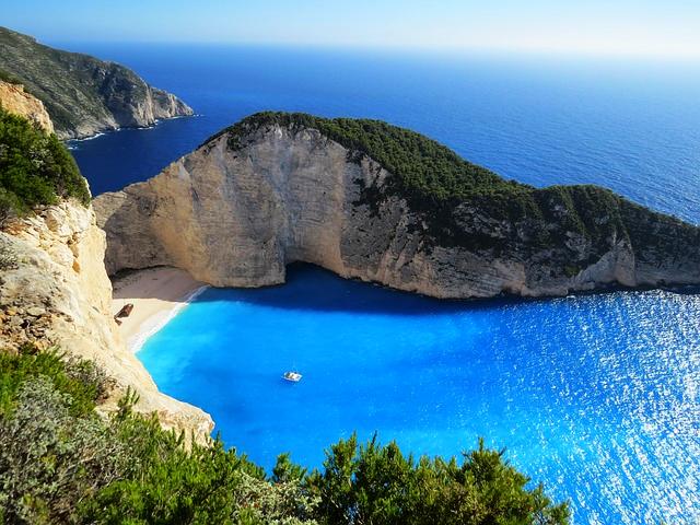 2. pláž Navagio, Zakynthos, Řecko Pláž Navagio, chcete-li pláž ztroskotání, je symbolem řeckého ostrova Zakynthos.