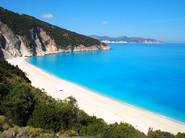 3. pláž Myrtos, Kefalonia, Řecko Nejkrásnější, nejfotografovanější, nejoblíbenější a nejznámější tak přesně taková je pláž Myrthos v řecké Kefalonii.