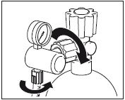3. Přišroubujte redukční ventil pomocí převlečné matky na ventil láhve. Rukou převlečnou matku pevně utáhněte. 4.