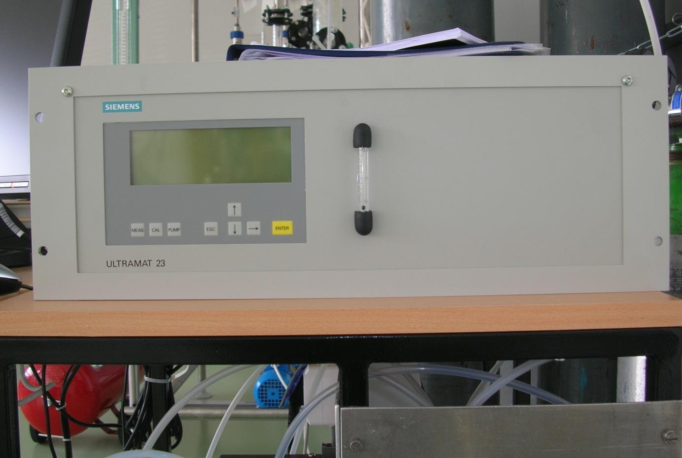 Příloha 2 Příloha 2 Analýza CO 2 v plynné fázi infračerveným analyzátorem Pro měření koncentrace CO 2 ve vzduchu se používá jednosložkový analyzátor Ultramat 23 se software pro snímání a zobrazení