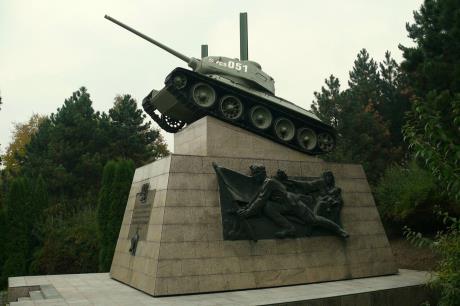 TANK T 34 Č. 051 1. ČS. SAMOSTATNÉ TANKOVÉ BRIGÁDY 30. 4. 1945 ve večerních hodinách dorazil k Říšskému mostu přes řeku Ostravici jako první tank Nikolaje Ivasjuka, věž. č.