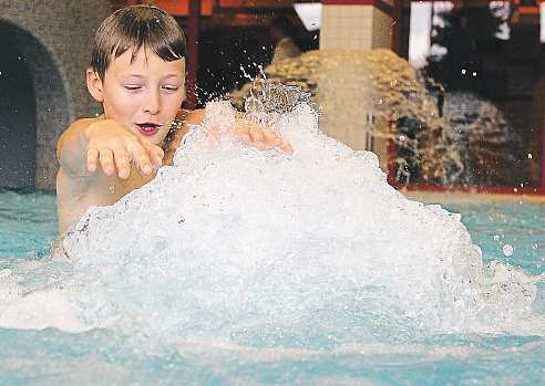 FOTO YVETTA CHMELOVÁ KLATOVY Nový relaxační bazén s atrakcemi anové saunové centrum v krytém bazénu vklatovech už přivítal své první návštěvníky.