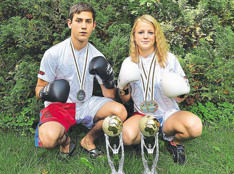 Klatovsko 3. října 2014 39 Mladí kickboxeři z Pošumaví fantasticky dobývali svět Nikola Hammerová je dvojnásobnou světovou šampionkou. Aleš Martínek je třetím nejlepším na světě.