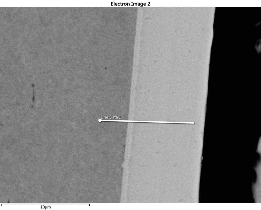 Obrázek 16: Snímek pořízený na rastrovacím elektronovém mikroskopu (SEM), zobrazující řez vzorkem s jednotlivými