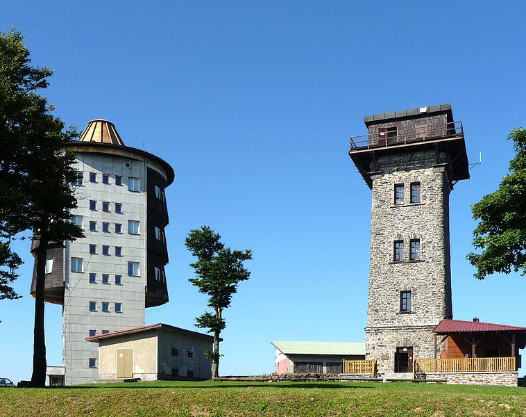 Český les je členitá vrchovina podél českoněmecké státní Větší část Českého lesa se rozkládá na