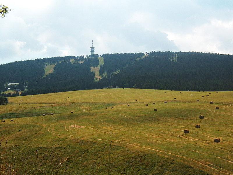 Nejvyšším vrcholem je Klínovec (1244 m).