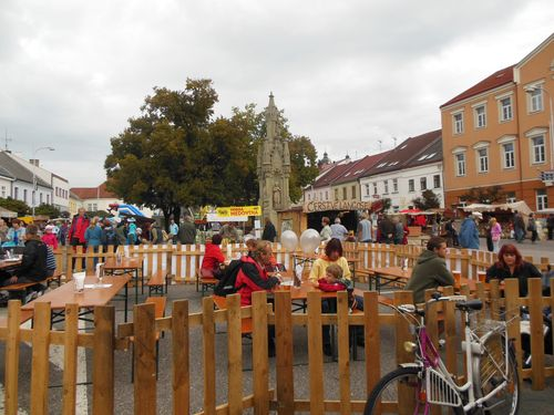 Přímo na náměstí byly jarmareční stánky s ukázkami řemesel: kovářského, kovolijeckého, řezbářského, sklářského, košíkářského, perníkářského a dalších.