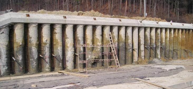 KOTVENÍ STĚN STAVEBNÍCH JAM DNES SE PŘI ROZSÁHLÝCH ZEMNÍCH PRACÍCH UPLATŇUJÍ PŘI ZAJIŠŤOVÁNÍ STĚN VÝKOPŮ ČASTĚJI PODZEMNÍ STĚNY NEŽ TRADIČNÍ ROUBENÍ.