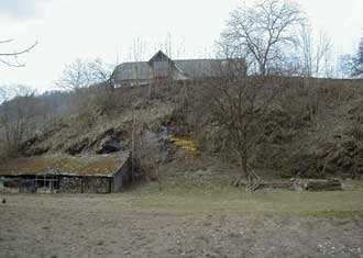 Částečně přístupný hrad Černvír - původně románský, barokně přestavěný černvírský kostel na skalnatém ostrohu nad Svratkou dodnes představuje dominantu obce.