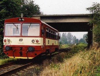 0,122 km železnicních tratí na 1 km 2. přes 180 mil. osob a přes 100 mil. tun zboží.