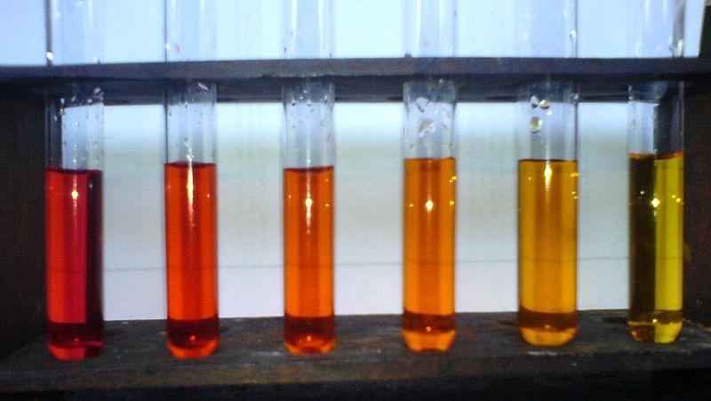 Methylčerveň acidobazický indikátor v kyselém prostředí barví červeně, v zásaditém prostředí žlutě používá se také v mikrobiologii k tzv.