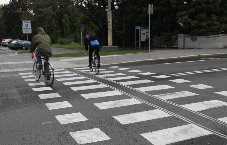 IP 8 Sdružený přechod pro chodce a přejezd pro cyklisty Značka označuje místo společně řešeného přechodu pro chodce a přejezdu pro cyklisty vyznačených vodorovnou značkou "Sdružený přechod