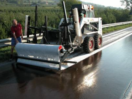 Obr. 5.3: Dopad nevhodného skladování na kvalitu geosyntetik vozovky, případně i narušený trhlinami, srovná co nejtenčí vyrovnávací vrstvou z asfaltového koberce na spojovací postřik.