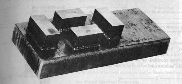 Obr. 5.4: Provedení zkoušky a zkušebního tělesa [4] a) b) Obr. 5.5: a) provedení padostroje a b)speciální přípravek [4] 5.4. Zkouška rázem v ohybu velkých těles DT (dynamic tear) Tato zkouška se provádí zpravidla na obřím rázovém kladivu (energie kladiva např.