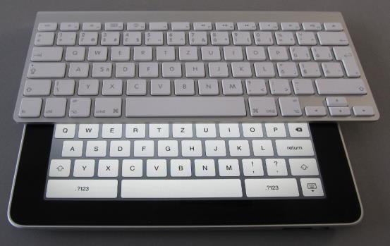 fyzická klávesnice (zařízení je menší a lehčí), na druhou stranu virtuální klávesnice ze svého principu nemůže nabídnout takové pohodlí a ergonomii jako běžná klávesnice fyzická.