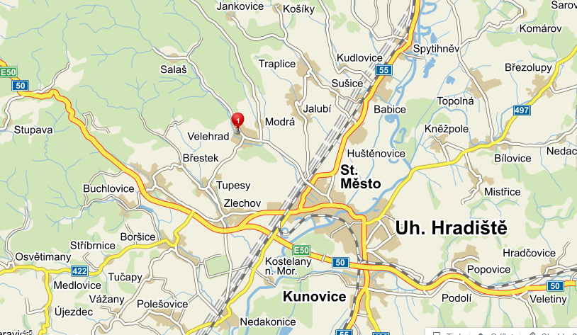 Nachází se 7 km severozápadně od Uherského Hradiště v nadmořské výšce 219 m n. m. Dopravní spojení zajišťuje před několika lety opravená silnice č.