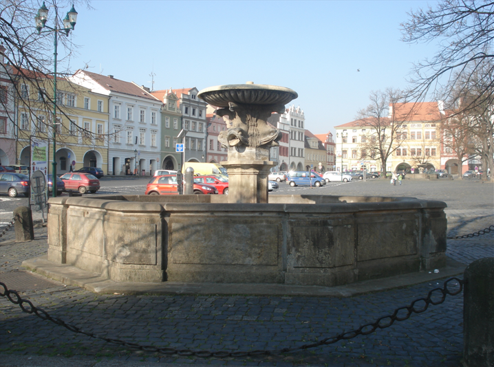 MĚSTO Měšťanské domy, radnice, morové sloupy, veřejné kašny se