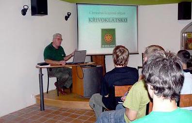ENVIRONMENTÁLNÍ VÝCHOVA V PRAXI 35 Obrázek 1 - Terénní pobyt žáků v CHKO Křivoklátsko Ve školním roce 2009/2010 se uskutečnily celkem 3 pobyty pro členy školního Ekotýmu a smíšené kolektivy.