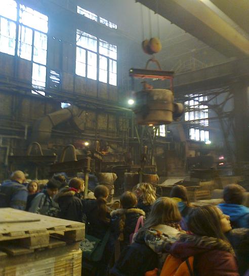 Osmý objev jsme poznali při exkurzi ve slévárně v Chomutově Zde nás čekaly další objevy - výroba a zpracování kovů.