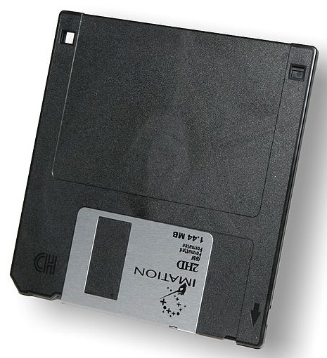První diskety v roce 1967 1971-8" (203,2 mm) 1976-5,25" (133,3 mm) 1984-3,5" (88,9 mm)