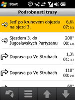 Sledování trasy Zobrazení další odbočky Pokud provádíte navigaci po trase, můžete zobrazit odbočku na mapě, vzdálenost a zbývající čas před dosažením odbočky.