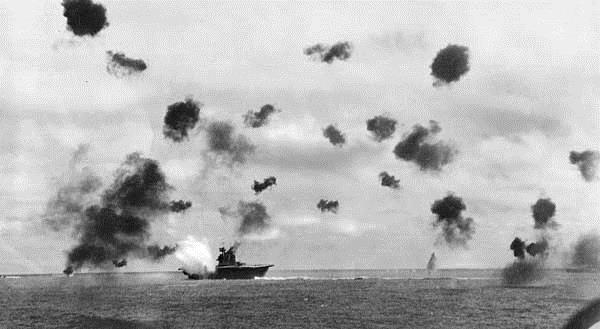 BITVA O OSTROVY MIDWAY Japonsko mělo v bitvě početní převahu.
